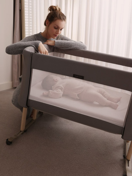 Přístavná postýlka Welcome Bed od Inglesiny se sklonem až 10°